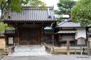 開門前の総門 - 金閣寺に一番乗り