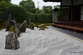 独坐庭 蓬莱山の荒波 - 瑞峯院の石庭を眺める