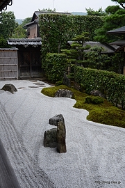 閑眠庭 - 瑞峯院の石庭を眺める