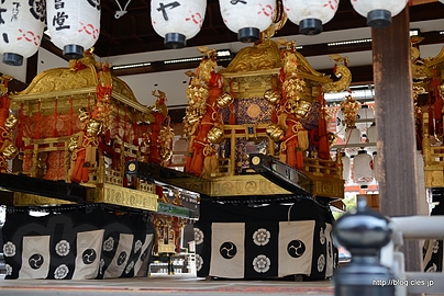 舞殿内 - 八坂神社に寄り道
