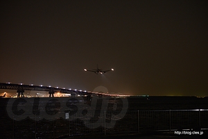 誘導灯と航空機 - 夜の城南島海浜公園から羽田を眺める