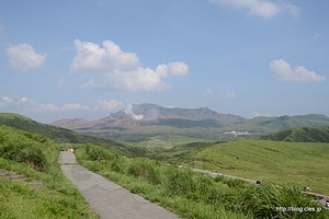 噴煙を上げる中岳 - 草千里展望所からの阿蘇五山の眺め
