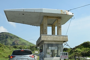 火口西口監視所ゲート - 阿蘇中岳噴火口へ