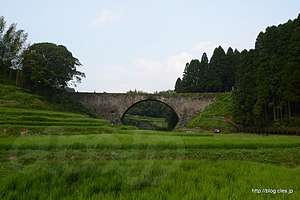 水田と通潤橋 - 通潤橋