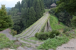 手すりはなく、両脇が高くなっている - 通潤橋