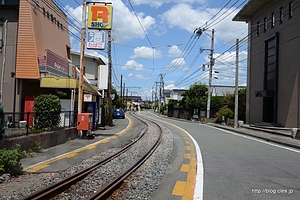 熊本電鉄 黒髪町付近の併用軌道 - 商店の前を電車が走り抜ける場所