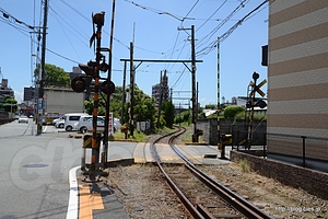 踏切 - 商店の前を電車が走り抜ける場所