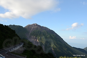 仁田峠第二展望所からの普賢岳と平成新山 - 雲仙普賢岳と平成新山