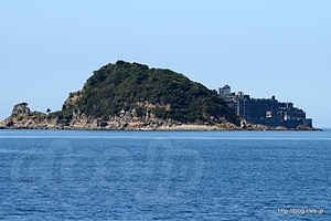 中ノ島の向こうに見える軍艦島（端島） - 軍艦島に上陸