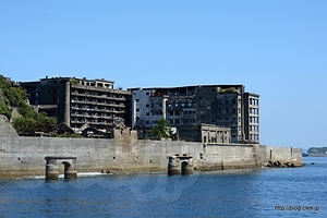 桟橋方向から小中学校方向 - 軍艦島に上陸