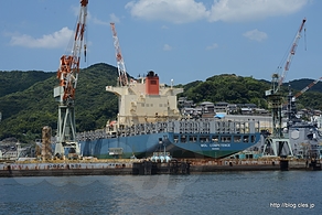 建造中の MOL COMPETENCE - 三菱重工長崎造船所と長崎湾