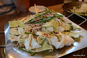 田川ホルモン鍋 具材を投入 - 田川ホルモン鍋を食べる