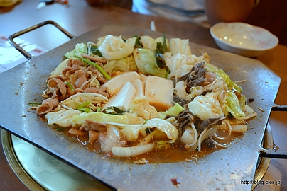 田川ホルモン鍋 完成 - 田川ホルモン鍋を食べる