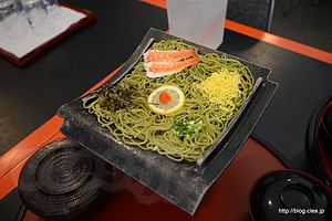 瓦そば - 名物の瓦そばを食べる