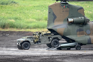 CH-47 によるヘリボーン攻撃 - 総火演 2013 教育演習に行ってきた