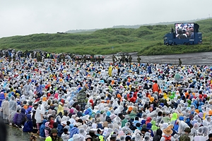 シート席の様子 - 雨の総火演 2013 にいってきた