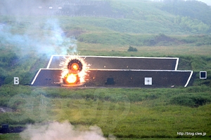 110mm 個人携帯対戦車弾 黒の台左標的 着弾 - 雨の総火演 2013 にいってきた