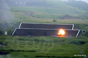 84mm 無反動砲 対戦車榴弾 黒の台右標的 着弾 - 雨の総火演 2013 にいってきた