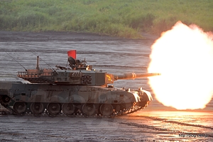 90式戦車 砲炎 - 雨の総火演 2013 にいってきた