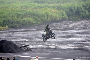 偵察用オートバイ ジャンプ - 雨の総火演 2013 にいってきた