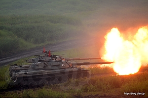 74式戦車 斉射 砲炎 - 雨の総火演 2013 にいってきた