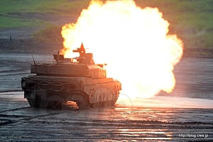 10式戦車 砲炎 - 雨の総火演 2013 にいってきた