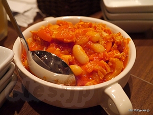 トリッパと白いんげん豆のトマト煮込み（お通し、食べ放題） - 三笠バルでトリッパ煮込みを食べまくってきた