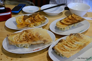 左上から激辛、納豆、シソ、ノーマル焼餃子 - 餃子のパプア