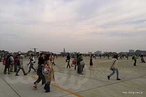 9時頃の滑走路の様子 - 入間航空祭 2013 に行ってきた（入場から空挺降下まで）