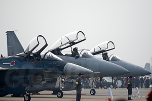 展示中の F-2 と F-15J - 入間航空祭 2013 に行ってきた（入場から空挺降下まで）
