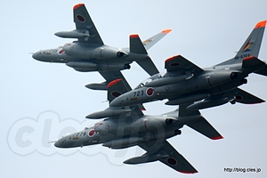 密集して飛ぶ T-4 - 入間航空祭 2013 に行ってきた（入場から空挺降下まで）