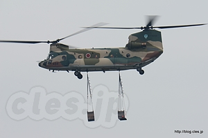 荷物を吊りながら飛行する CH-47J（57-4494） - 入間航空祭 2013 に行ってきた（入場から空挺降下まで）