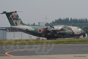 着陸する C-1（68-1018） - 入間航空祭 2013 に行ってきた（入場から空挺降下まで）