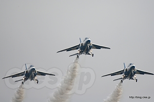 ダイヤモンド（？）ダーティーローパス - 入間航空祭 2013 に行ってきた（ブルーインパルス）