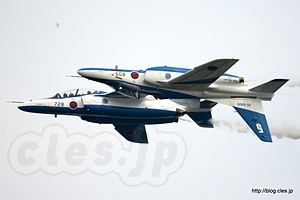 ブルーインパルス ５番機（26-5805）６番機（46-5728）のバックトゥバック - 入間航空祭 2013 に行ってきた（ブルーインパルス）