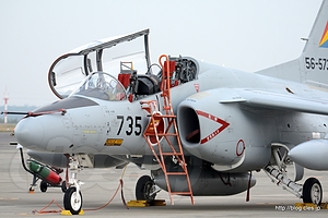 滑走路上の T-4（56-5735） - 入間航空祭 2013 に行ってきた（F-15Jから帰投）