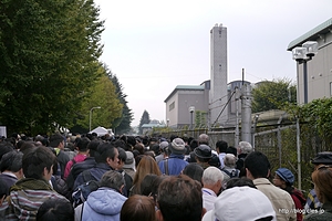 北門の混雑 - 入間航空祭 2013 に行ってきた（入場から空挺降下まで）