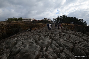 遊覧船乗り場付近の岩場 - 雨の東尋坊と晴れの東尋坊