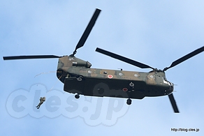 CH-47（JG-2922） チヌークからの指揮官降下 - 2014年 第1空挺団降下訓練始めで、望遠レンズ初め！