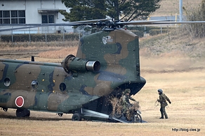 CH-47J（JG-2922） チヌークからの偵察用オートバイ発進 - 2014年 第1空挺団降下訓練始めで、望遠レンズ初め！