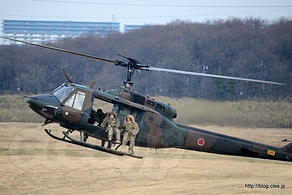 UH-1（41802）から降下するギリースーツのスナイパー - 2014年 第1空挺団降下訓練始めで、望遠レンズ初め！