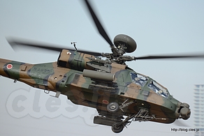 旋回するAH-64D アパッチロングボウ（74504） - 2014年 第1空挺団降下訓練始めで、望遠レンズ初め！