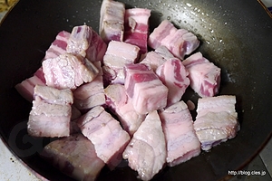 肉は軽く焼いておく - 印度の味でポークビンダルを作ってみた