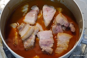 肉を投入 - 印度の味でポークビンダルを作ってみた