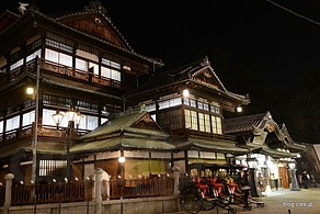 正面左から - 道後温泉本館と坊ちゃんと千と千尋の神隠し