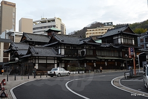 右面 - 道後温泉本館と坊ちゃんと千と千尋の神隠し