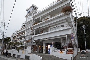 正面右側から - 沢田マンションはやっぱりすごかった