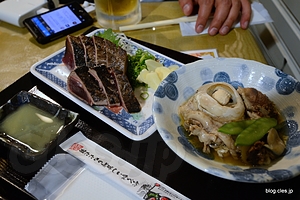 マグロ目玉煮、かつおのたたき（塩） - ひろめ市場には高知の味が詰まってる