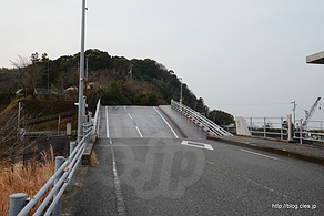 橋が動き始める - 手結港の可動橋