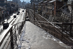 傾斜はかなりある - 「転校生」に出てくる陸橋